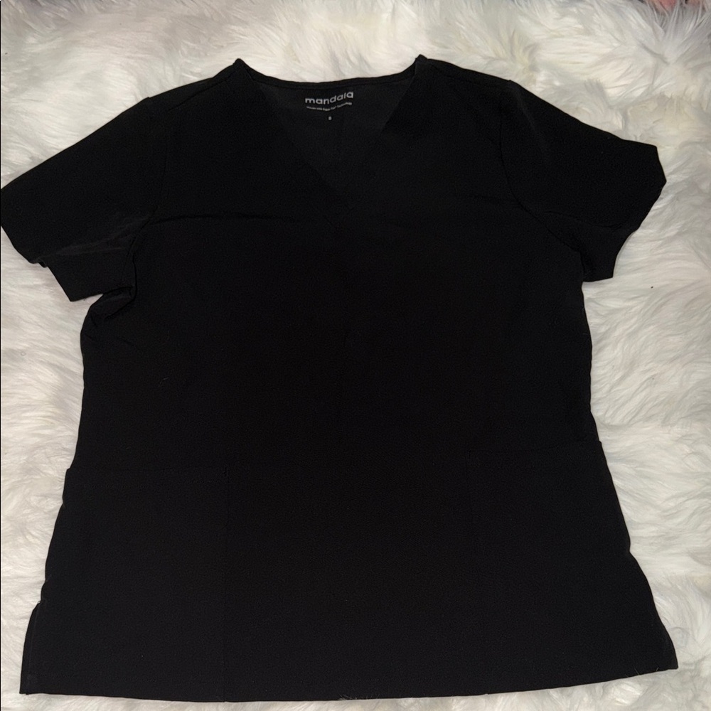 Mandala Women's Black V-Neck Two Pocket Scrub Top Size Small